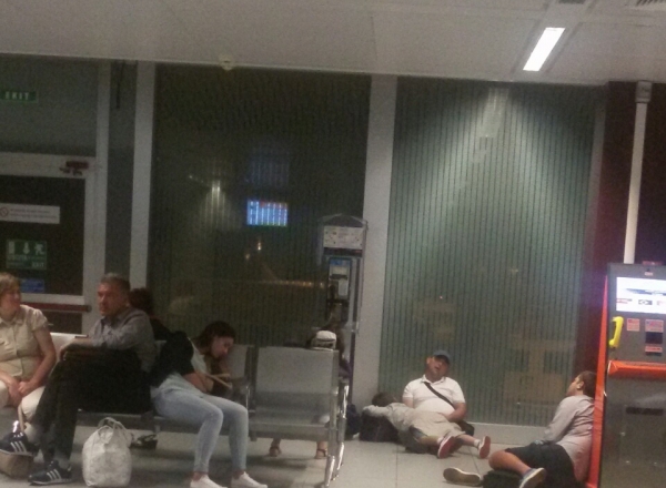 In timp ce avionul se afla in aer, s-ar fi produs depresorizarea lenta a cabinei, iar unul dintre pasageri a avut nevoie de ingrijiri medicale.