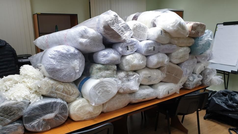 Пограничники задержали микроавтобус с партией товара без документов.