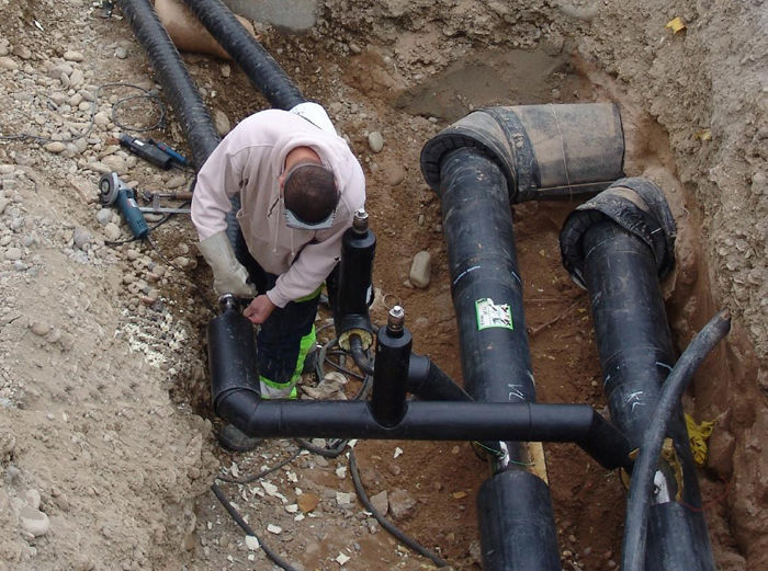 Refuză să achite 1.000 de lei pentru un sistem de apă şi canalizare. Foto simbol: SuceavaNews.ro