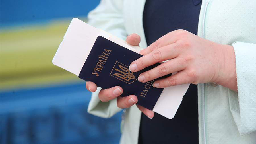 Украинские граждане могут въезжать в РФ без визы до 1 января 2023 года.