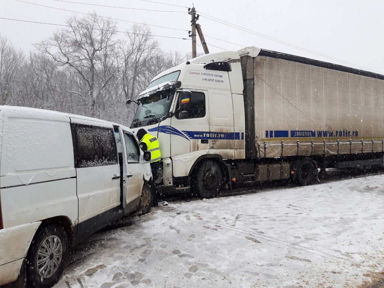 Из-за непогоды в ДТП пострадали два человека.