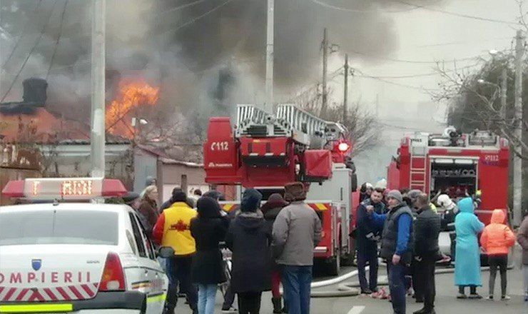 В Бухаресте вспыхнул сильный пожар.
