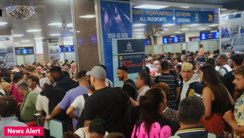  Хаос в аэропорту Бухареста, где в течение часа приземлились 14 самолетов.