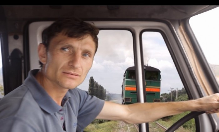 Clipul este menit să atragă atenția șoferilor asupra pericolului încălcării semnelor de circulație și ignorării semnalelor sonore de pe calea ferată.