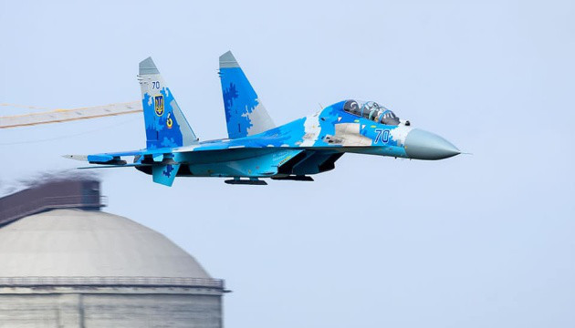 Румынские ВВС посадили в Бакэу украинский военный самолет Су-27.