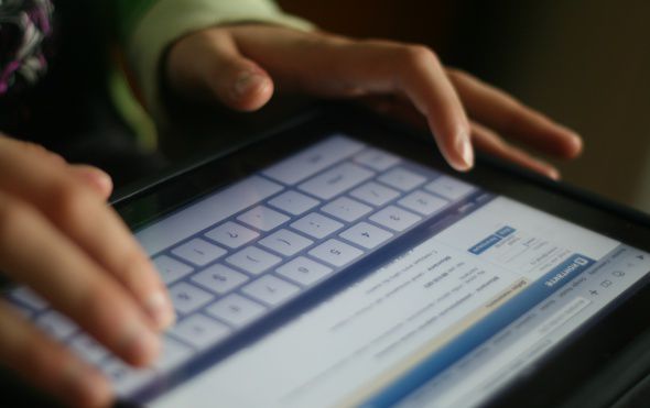 Перевести деньги в соцсети можно будет с помощью любой банковской карты.
