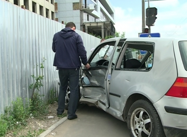 Soferul Nissan-ului a fost nevoit sa opreasca intr-un gard pentru a evita impactul cu alte masini din trafic.