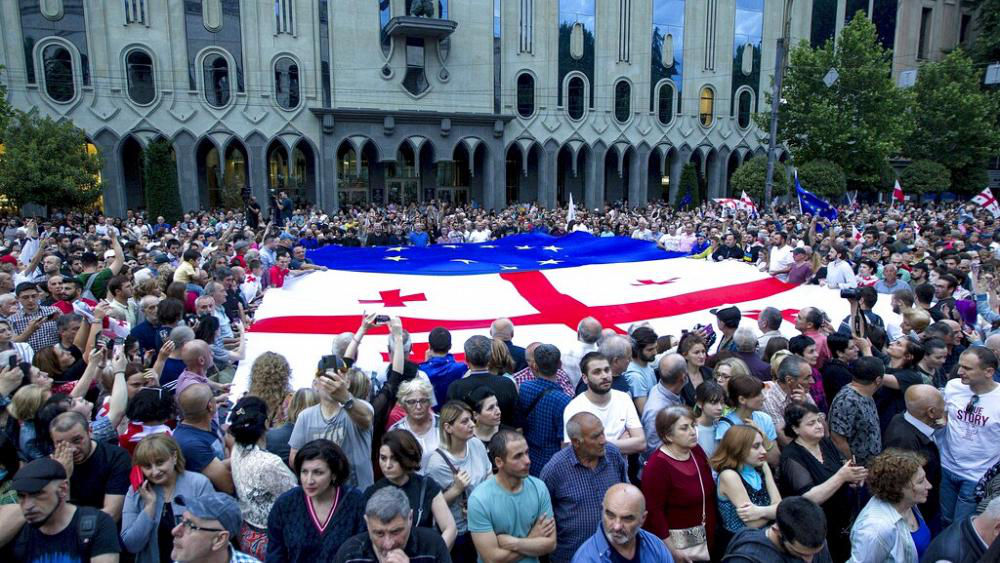В Тбилиси прошла крупная акция под проевропейскими и антиправительственными лозунгами.