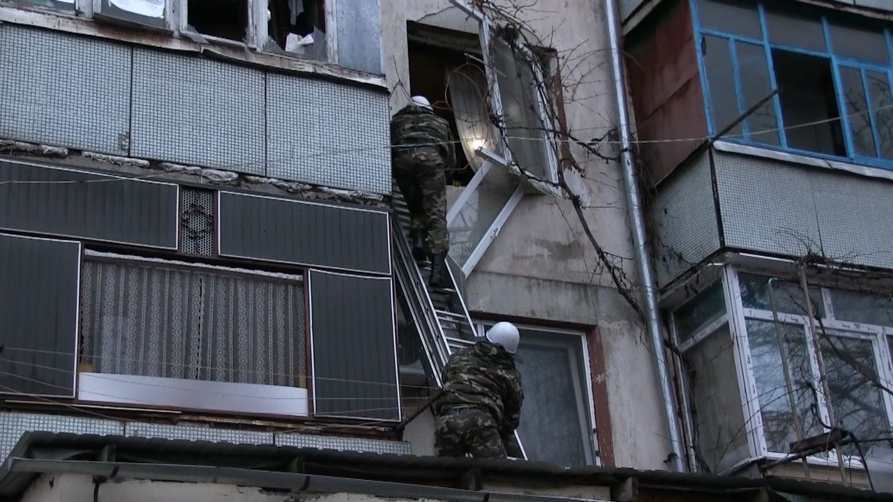 На третьем этаже взрывной волной были повреждены окна одной из квартир.
