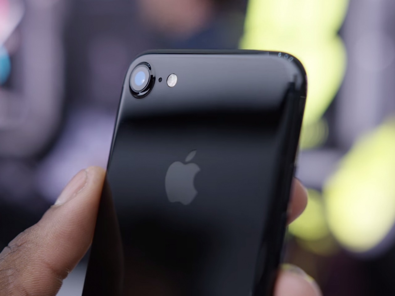 Apple va repara gratuit dispozitivele iPhone 7 care au probleme cu semnalul. 