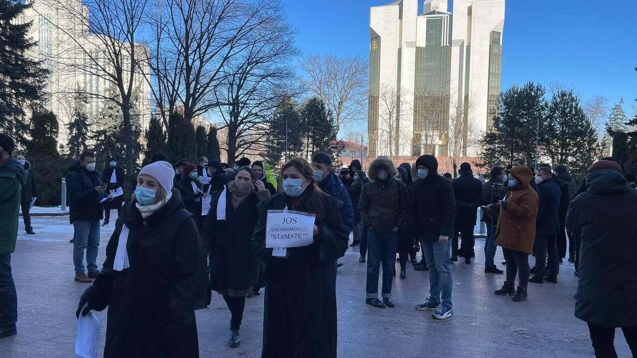 Адвокаты протестовали перед парламентом: Просим отозвать поправку Стамате.