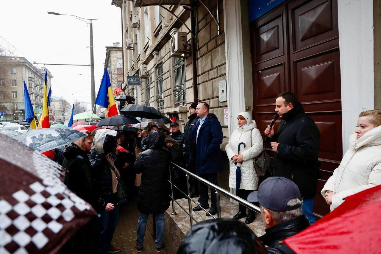 БКС проводит акцию протеста у здания ЦИКа.