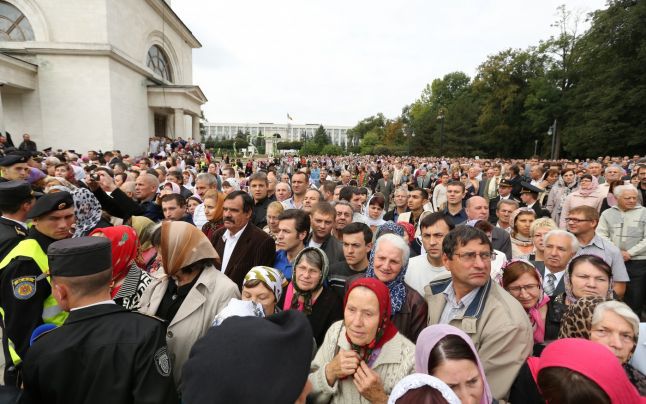 Patriarhul Moscovei şi al Întregii Rusii, Kiril, a oficiat ieri o slujbă în fața Catedralei Mitropolitane, la care au participat peste 5 mii de oameni.