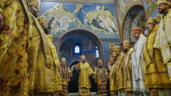 Глава "новой церкви" на Украине проводит рождественскую литургию.
