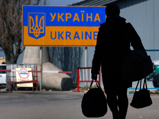 Рост числа беженцев был замечен еще до мартовского референдума в Крыму. Фото: Reuters