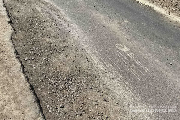 Причины разрушения асфальта в Ферапонтьевке изучат в лаборатории. Фото: gagauzinfo.md.