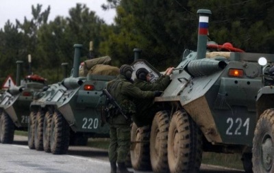 Другой очевидец снял на видео три российских БТРа, проехавших через село Чонгар.