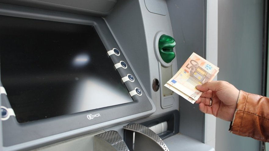 Seimul Letoniei a aprobat interzicerea utilizării limbii ruse la bancomate.