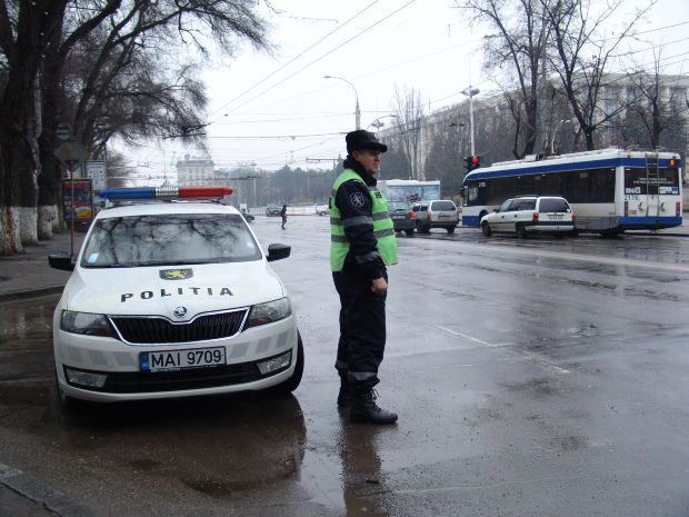 Doar în patru zile, peste 400 de șoferi cu mașini înmatriculate în străinătate s-au ales cu amenzi. Foto: igp.gov.md