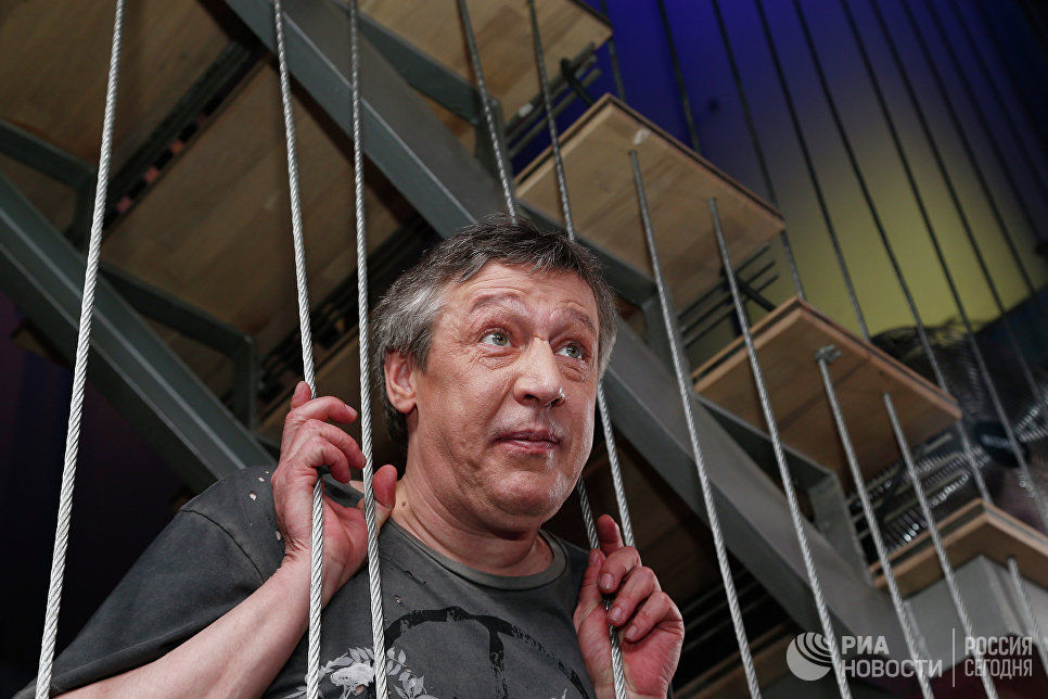 Актер отметил, что, по его мнению, "нам надо разбираться с Украиной именно деньгами". 