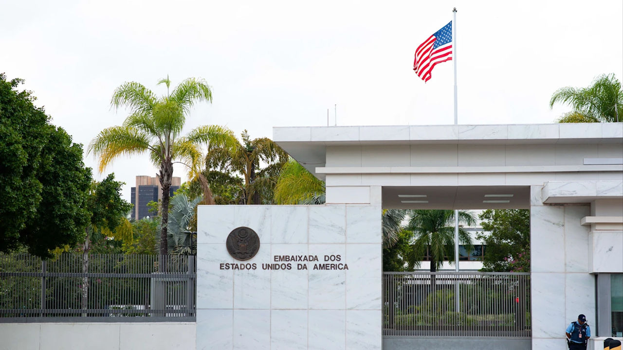 США приостановили прием заявлений на иммиграционные визы.