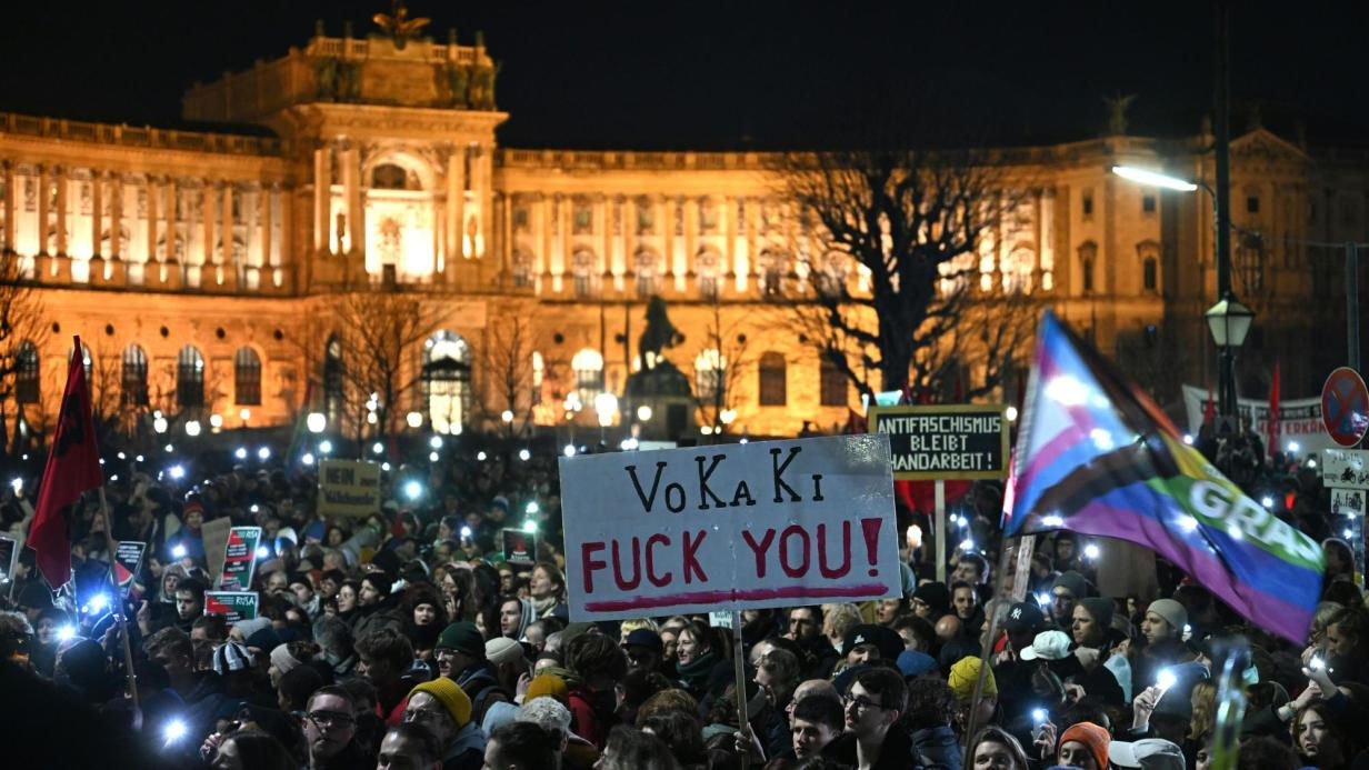 В Австрии прошли многотысячные протесты против правительства с ультраправыми.