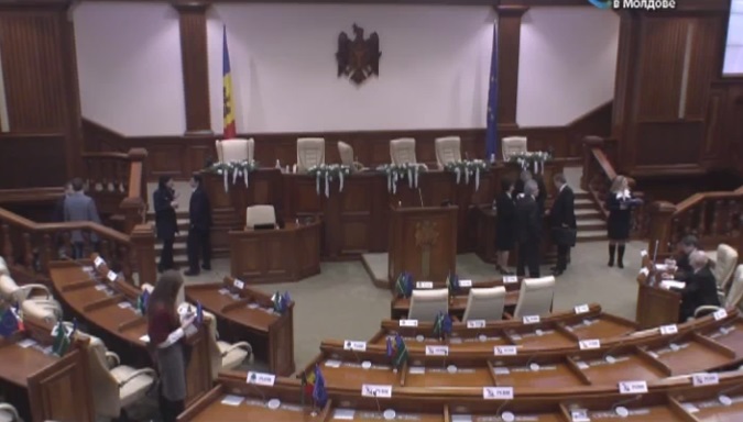 Депутаты должны рассмотреть 111 законопроектов прошлого парламента. Из них 64 осталось утвердить во втором чтении, два – в окончательном. Фото: tv7.md