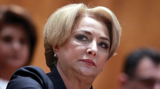 Когда премьер-министр Виорика Дэнчилэ поднялась на трибуну парламента, чтобы представить точку зрения правительства, парламентарии начали скандировать "Отставка!". Фото: kanal3.bg.