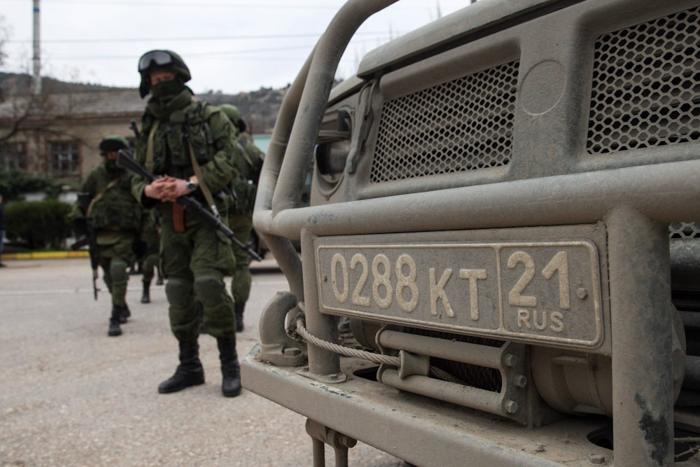 В Крыму российские военнослужащие заблокировали большую часть воинских частей Вооруженных Сил Украины в Автономии.