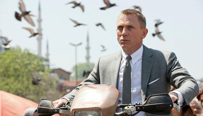 Дэниел Крэйг в роли Джеймса Бонда.