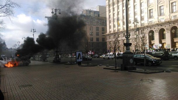 На Крещатике горели шины, их уже потушили.