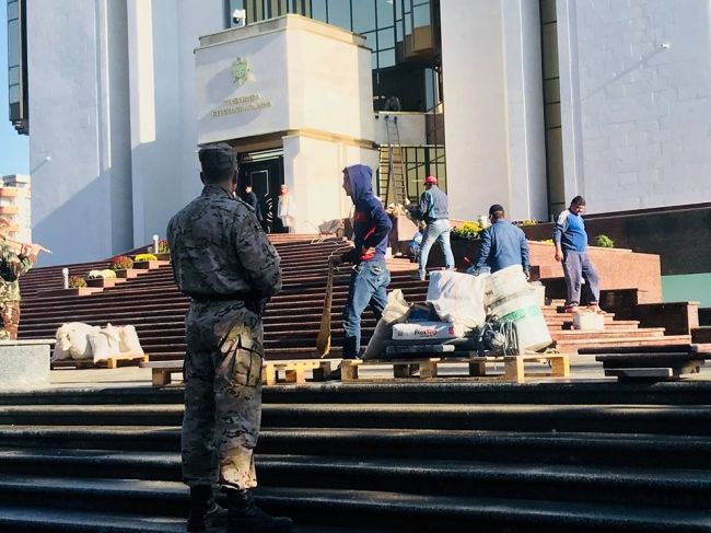 В здании Президентуры идут последние приготовления к завтрашнему открытию.