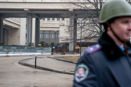 Милиция у здания парламента Крыма. Фото: Александр Полехенко / AFP