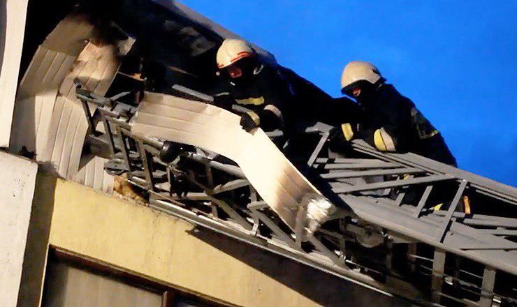 Крышу дома в столице, пострадавшую от пожара летом, все еще не починили. 