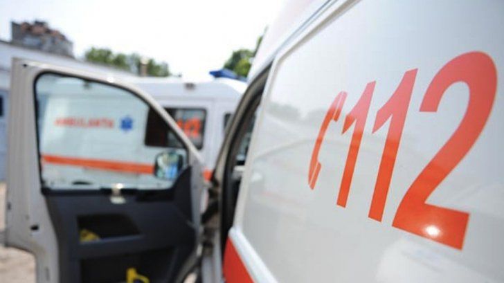 O femeie a murit, după ce rudele au vandalizat ambulanța sosită. Foto: realitatea.net