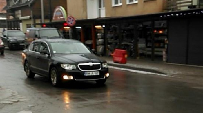 Mașina de serviciu, cu numerele guvernamentale RM A 147, a fost surpinsă într-o regiune montană din România. Foto: facebook.com// Petru Turcov