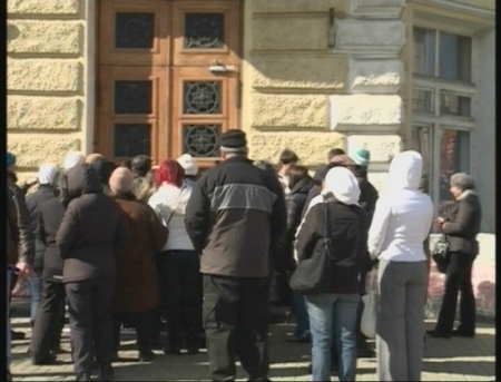 Cîteva zeci de simpatizanți și membri ai Partidului Socialiștilor din Republica Moldova au pichetat astăzi sediul Primăriei Chișinău.