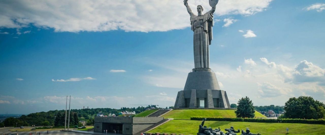 В Киеве предложили поменять пол скульптуре "Родина-мать" и превратить ее в Архангела Михаила.