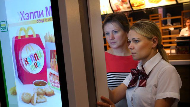 На глазах у десятков людей посетительница неожиданно рухнула на пол.