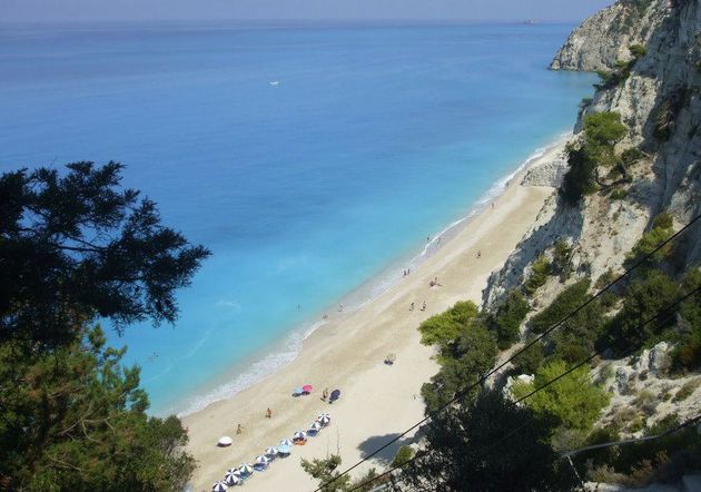 Surse din trei insule greceşti susţin că hotelierii şi alţi afacerişti nu mai acceptă cardurile de credit ale turiştilor de teamă că nu îşi pot retrage banii din bănci luni.