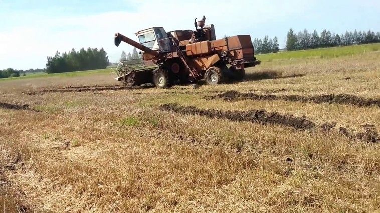 В Криулянах мужчина погиб, выпрыгнув из кабины комбайна.