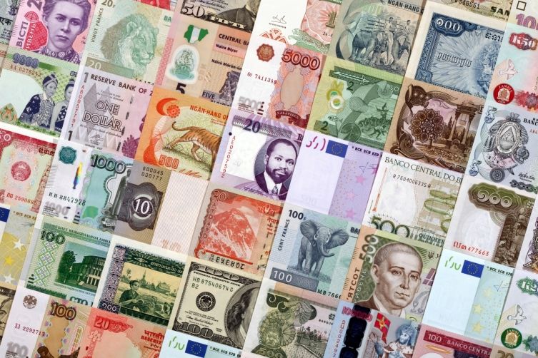 В первый день новой рабочей недели доллар и евро снизились.