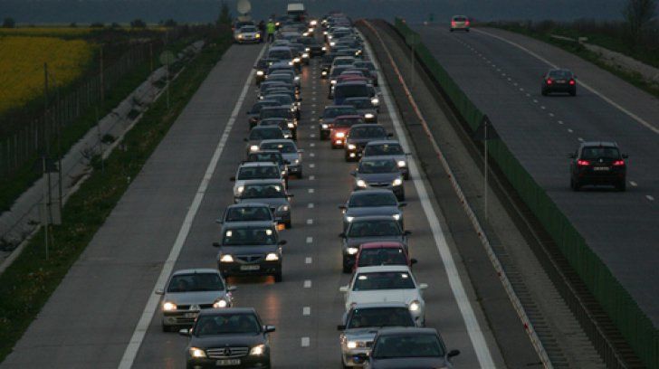 O fotografie surprinsă pe șoselele din România a stârnit hohote de râs. Foto: realitatea.net