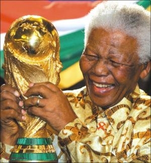 Nelson Mandela, primul lider sud-african ales prin vot universal, a încetat din viaţă la vârsta de 95 de ani.