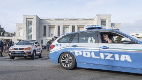 В Италии для полицейских закупили розовые маски: профсоюз выступил с протестом.