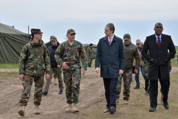 Глава Минобороны с послом США побывали в учебном центре Нацармии.