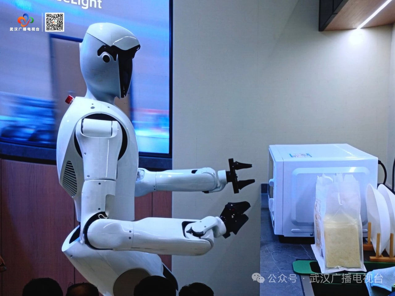 În China a fost prezentat primul robot universal pentru ajutor la treburile casnice.