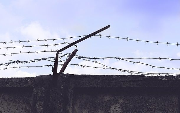 Поиск сбежавших преступников продолжается.