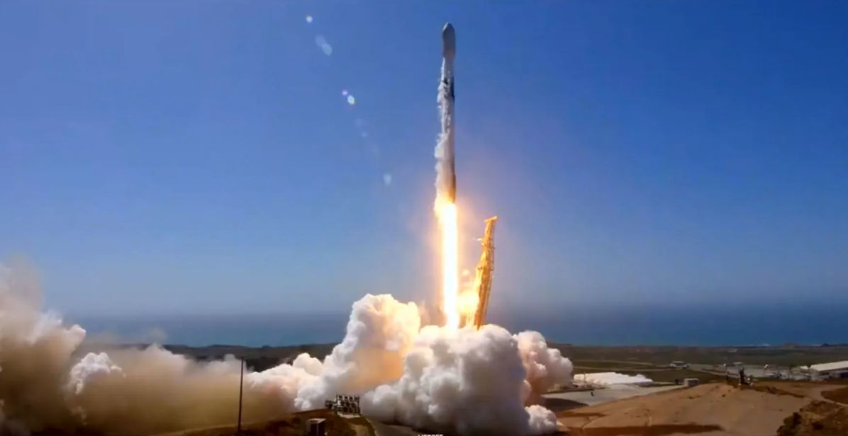 SpaceX запустила ракету Falcon 9 с 22 спутниками Starlink.