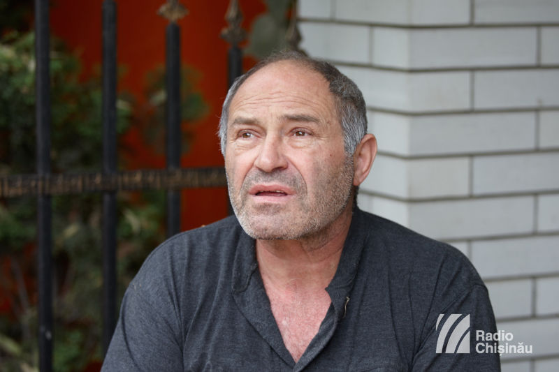 Proprietarul gheretei recunoaște că a apucat-o de gât pe jurnalistă. Foto: Radio Chișinău